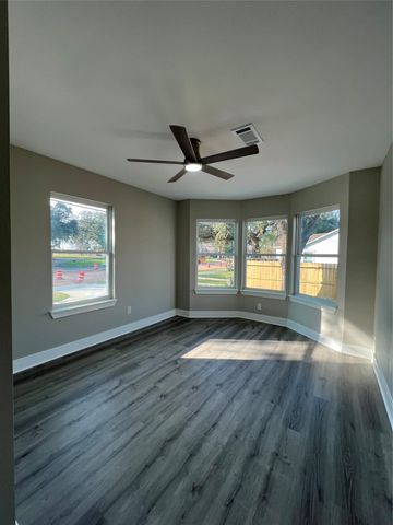 723 N Meyer St, Sealy, TX 77474