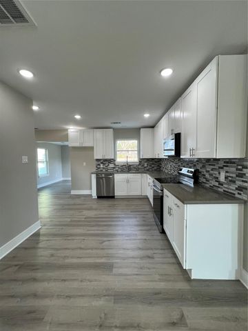 723 N Meyer St, Sealy, TX 77474