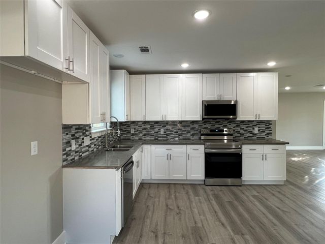 723 N Meyer St, Sealy, TX 77474