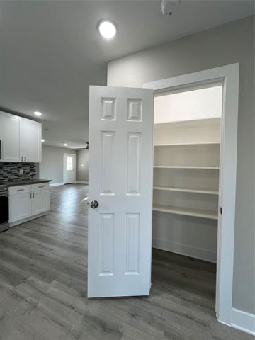 723 N Meyer St, Sealy, TX 77474