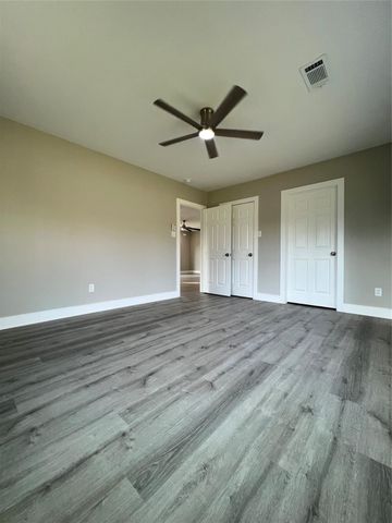 723 N Meyer St, Sealy, TX 77474