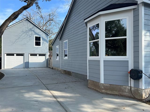 723 N Meyer St, Sealy, TX 77474