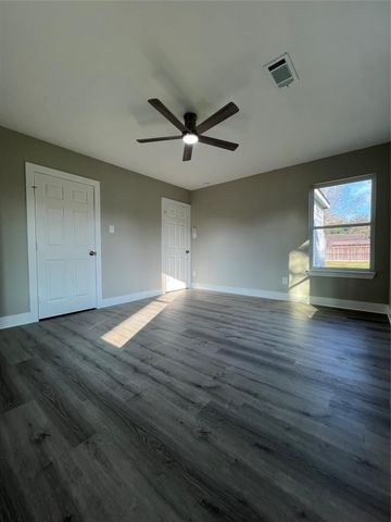 723 N Meyer St, Sealy, TX 77474