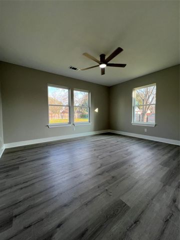 723 N Meyer St, Sealy, TX 77474