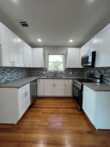 723 N Meyer St, Sealy, TX 77474