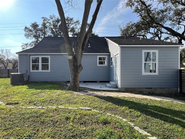 723 N Meyer St, Sealy, TX 77474