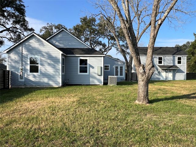 723 N Meyer St, Sealy, TX 77474