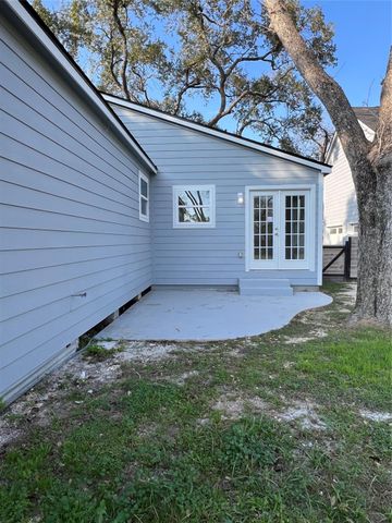 723 N Meyer St, Sealy, TX 77474