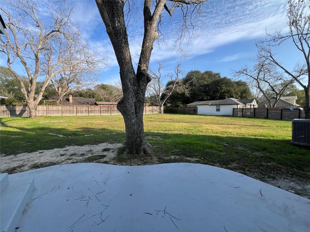 723 N Meyer St, Sealy, TX 77474