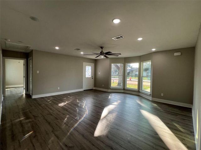 723 N Meyer St, Sealy, TX 77474