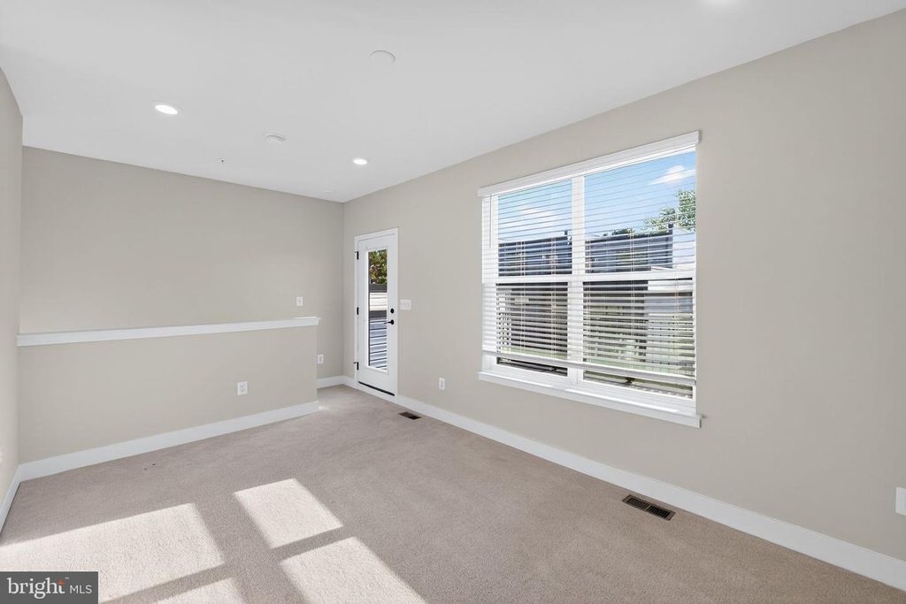 Image 2 of property listing at 4412 ROLAND HEIGHTS AVE, Baltimore, MD 21211
