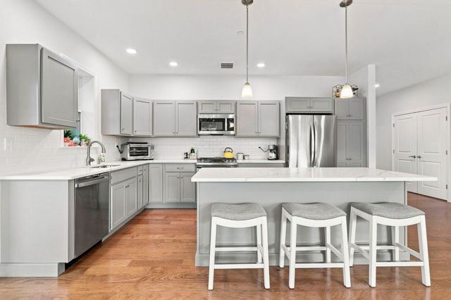 60 Coppersmith Way 401, Canton, MA 02021