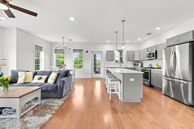 60 Coppersmith Way 401, Canton, MA 02021
