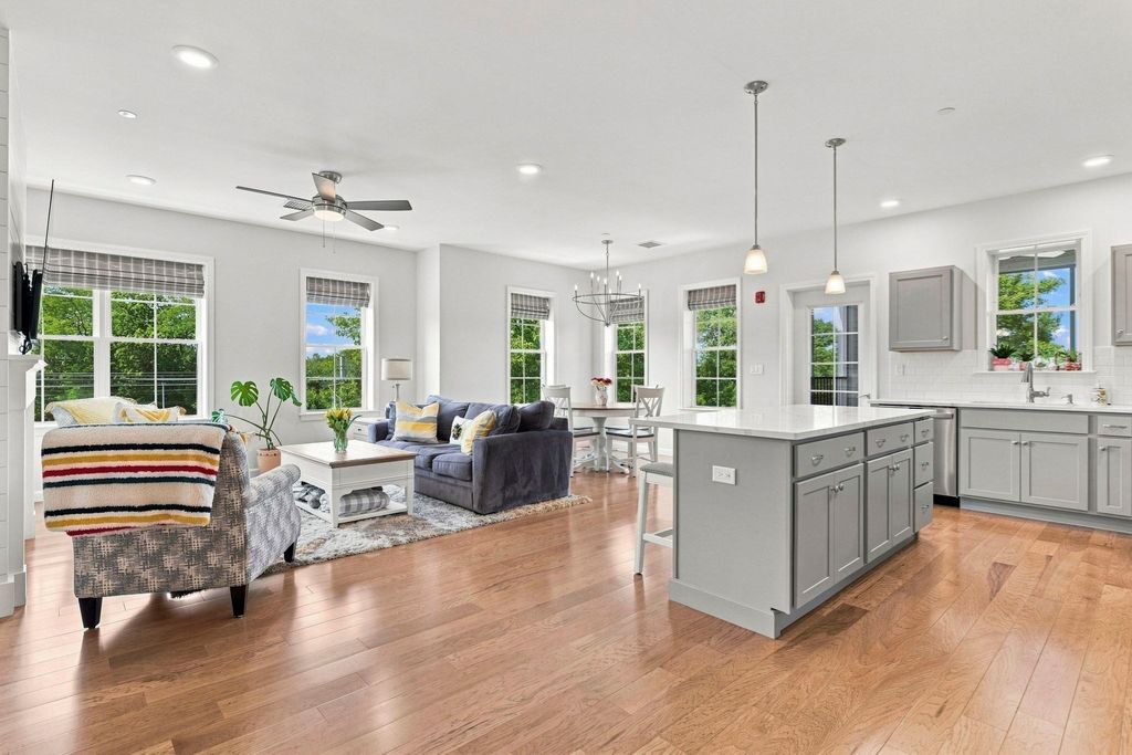 60 Coppersmith Way 401, Canton, MA 02021