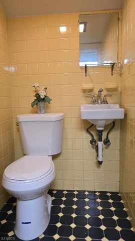 2 Saddle River Rd, Fair Lawn Boro, NJ 07410