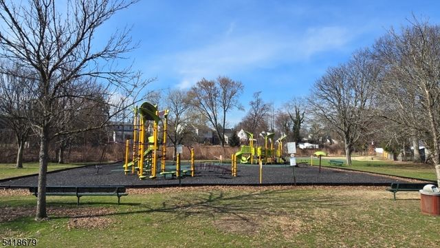 2 Saddle River Rd, Fair Lawn Boro, NJ 07410