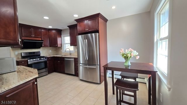 2 Saddle River Rd, Fair Lawn Boro, NJ 07410