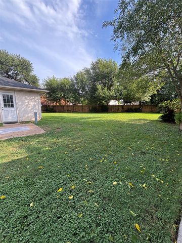 1702 Oak Ridge Drive, Kemah, TX 77565