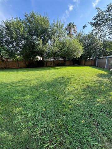 1702 Oak Ridge Drive, Kemah, TX 77565