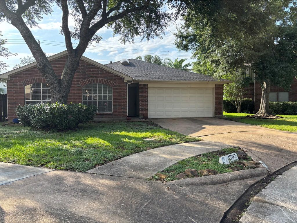 1702 Oak Ridge Drive, Kemah, TX 77565