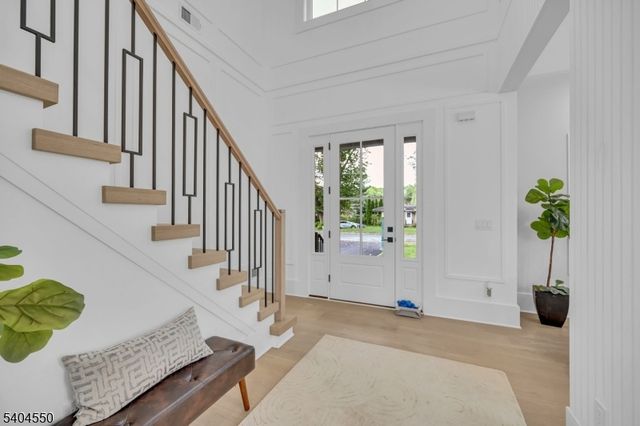 7 Canterbury Ln, Millburn Twp., NJ 07078