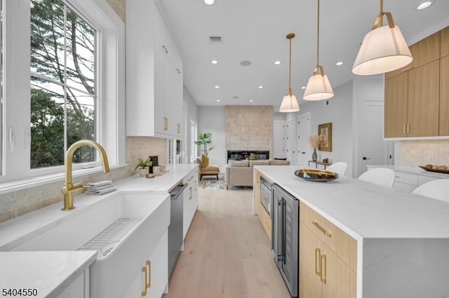 7 Canterbury Ln, Millburn Twp., NJ 07078