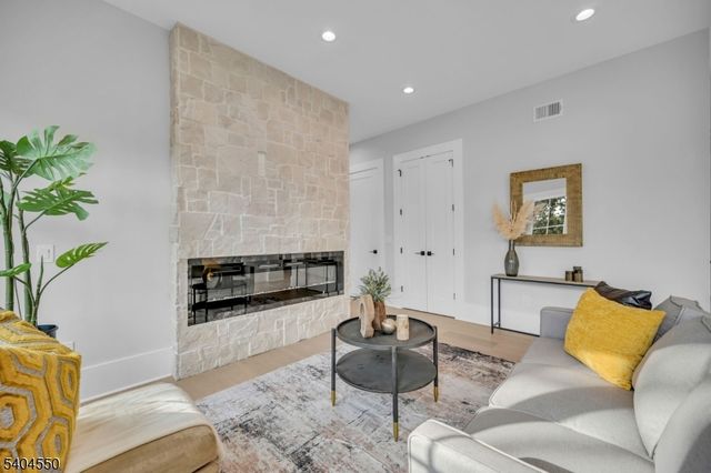 7 Canterbury Ln, Millburn Twp., NJ 07078