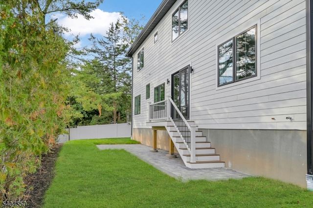 7 Canterbury Ln, Millburn Twp., NJ 07078