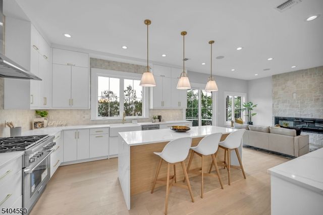 7 Canterbury Ln, Millburn Twp., NJ 07078