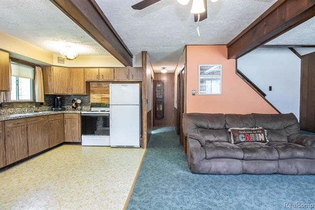 202 Redwine Dr, Houghton Lake, MI 48629