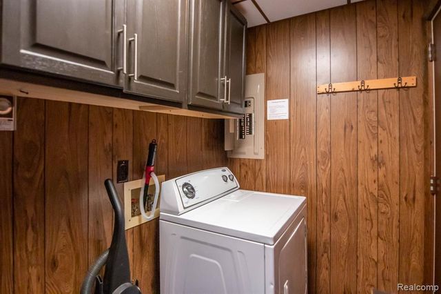 202 Redwine Dr, Houghton Lake, MI 48629