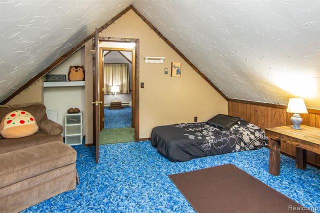 202 Redwine Dr, Houghton Lake, MI 48629