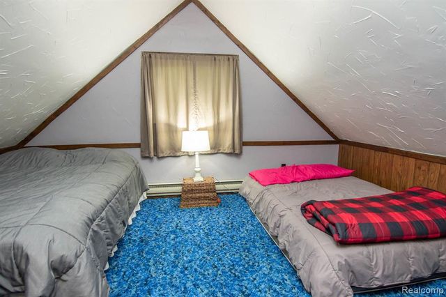 202 Redwine Dr, Houghton Lake, MI 48629