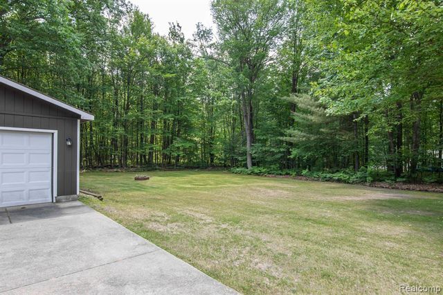 202 Redwine Dr, Houghton Lake, MI 48629