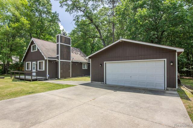 202 Redwine Dr, Houghton Lake, MI 48629