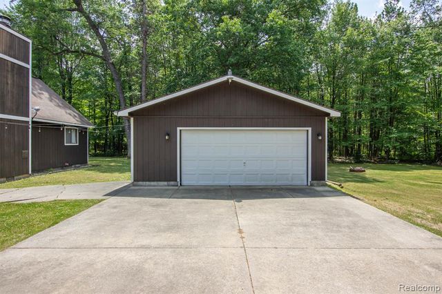 202 Redwine Dr, Houghton Lake, MI 48629