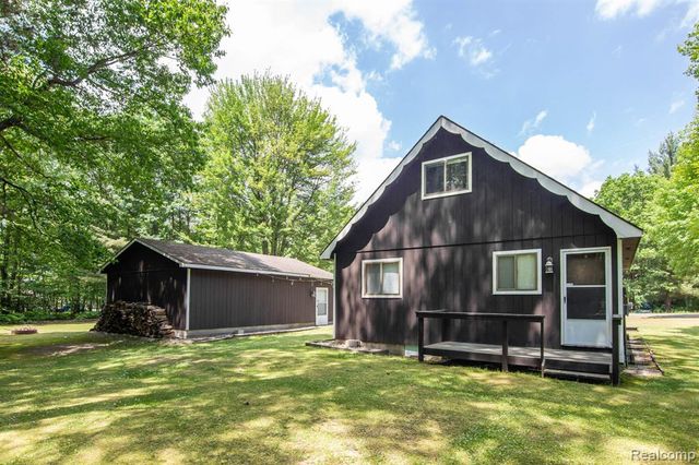 202 Redwine Dr, Houghton Lake, MI 48629