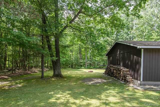 202 Redwine Dr, Houghton Lake, MI 48629