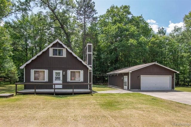 202 Redwine Dr, Houghton Lake, MI 48629