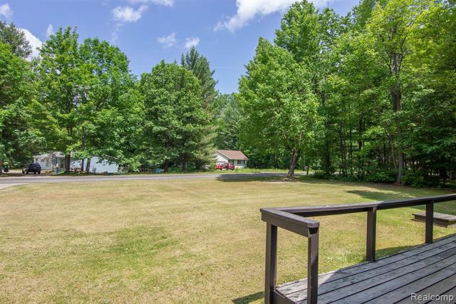 202 Redwine Dr, Houghton Lake, MI 48629