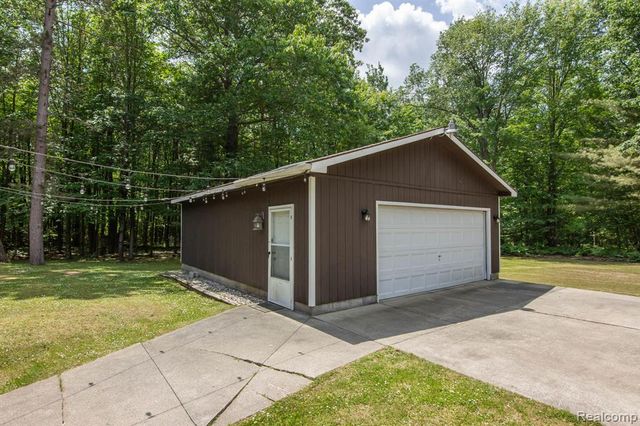202 Redwine Dr, Houghton Lake, MI 48629