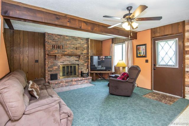 202 Redwine Dr, Houghton Lake, MI 48629