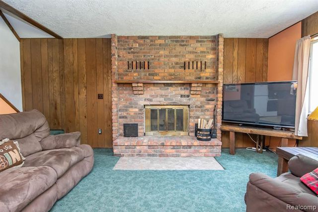 202 Redwine Dr, Houghton Lake, MI 48629