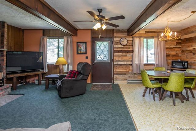 202 Redwine Dr, Houghton Lake, MI 48629