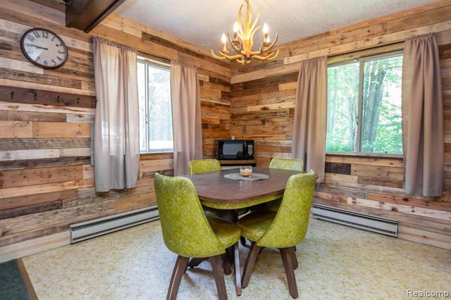 202 Redwine Dr, Houghton Lake, MI 48629