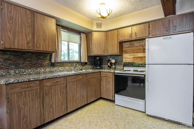 202 Redwine Dr, Houghton Lake, MI 48629