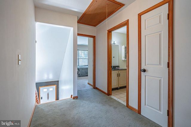 2725 VICTORIA LN, Easton, PA 18045