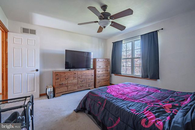 2725 VICTORIA LN, Easton, PA 18045