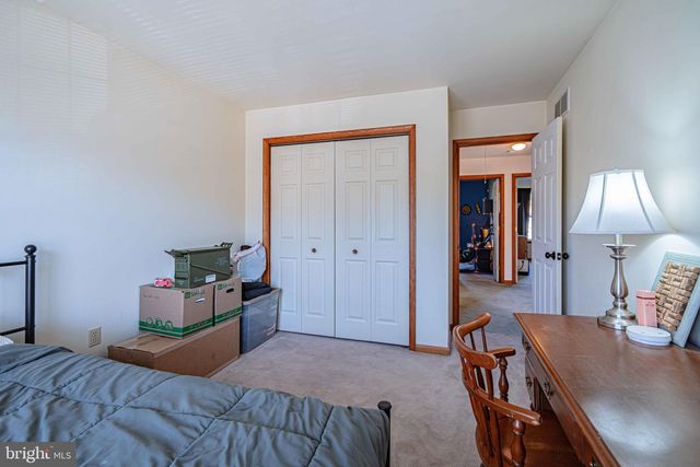2725 VICTORIA LN, Easton, PA 18045