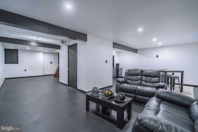 2725 VICTORIA LN, Easton, PA 18045
